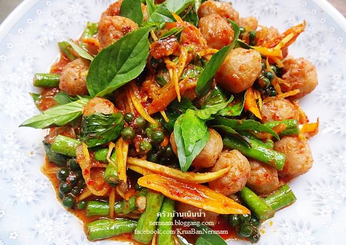 สูตร ผัดเผ็ดลูกชิ้นปลากราย โดย Areerat Nernnam - Cookpad