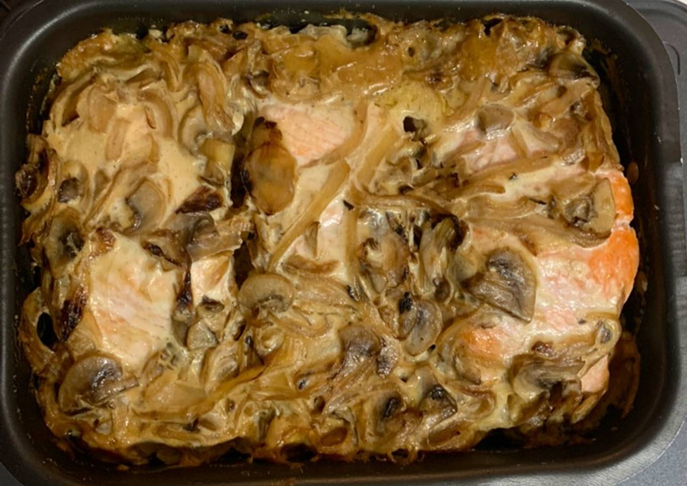 Salmón al horno con crema de cebolla y champiñón