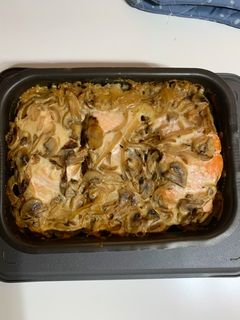 Una foto de Salmón al horno con salsa cremosa de cebolla y champiñón
