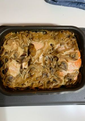 Una foto de Salmón al horno con salsa cremosa de cebolla y champiñón