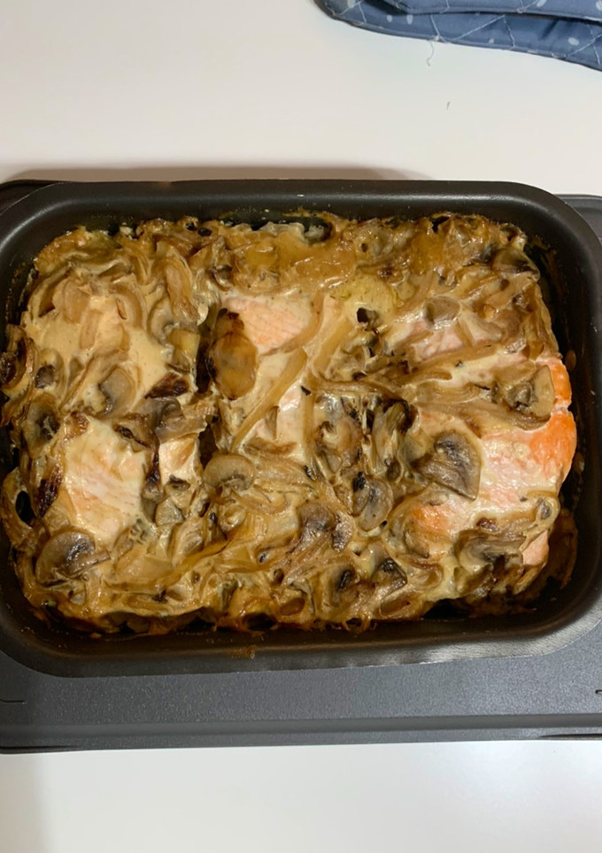 Una foto de Salmón al horno con salsa cremosa de cebolla y champiñón