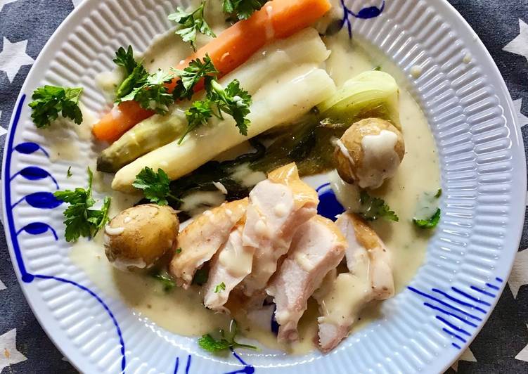 Recipe: Perfect Saltet og røget kylling med asparges, gulerødder, pok
choy og nye kartofler