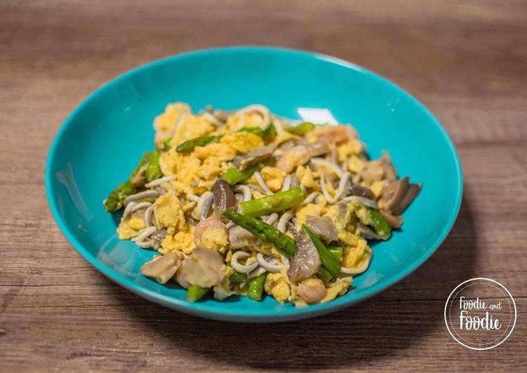 Revuelto de espárragos con gambas, anguliñas y setas