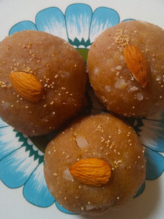 ભાખરી ના લાડુ (Bhakhri Ladoo Recipe In Gujarati) રેસીપી મુખ્ય ફોટો