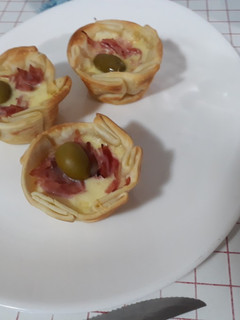Una foto de Canastitas de jamón y queso