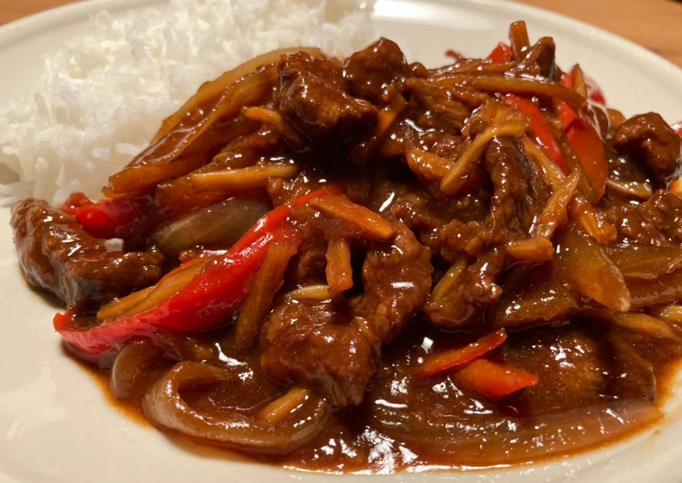 Stir-fry de ternera con bambú y pimientos
