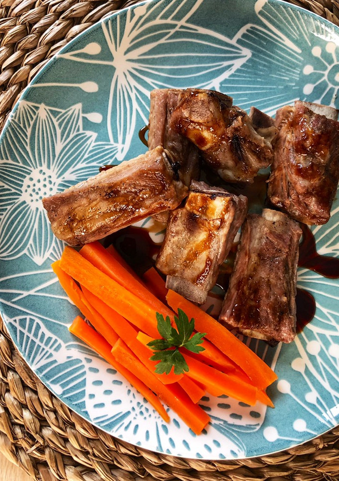 Una foto de Costillas de cerdo en salsa teriyaki con zanahorias en Lékué