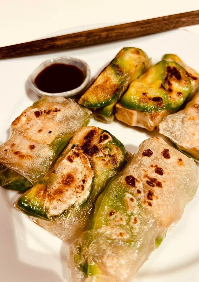 Una foto de 🫔 Rollitos vietnamitas de tofu y aguacate 🥑