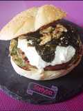 Panino con pesto di cavolo nero, mortadella, stracciatella e noc
