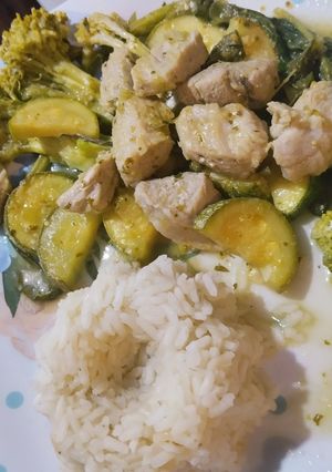 Una foto de Pierna de cerdo en salsa verde con calabaza, brócoli y espinaca