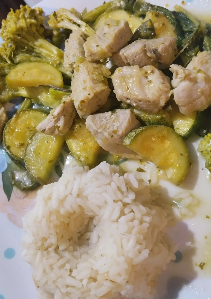 Una foto de Pierna de cerdo en salsa verde con calabaza, brócoli y espinaca
