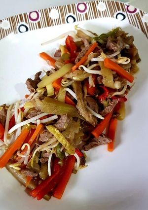Una foto de Chop suey de lomo y vegetales