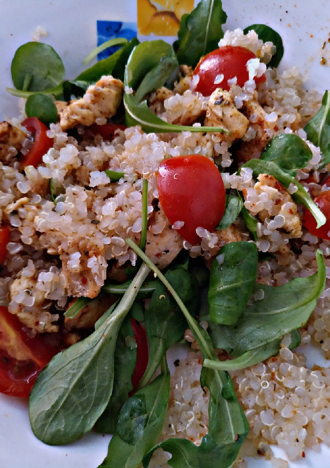 Una foto de Ensalada de quinoa y pollo