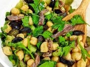 Una foto de ensalada de garbanzos
