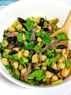 Una foto de Ensalada de garbanzos, anchoas y aceitunas negras