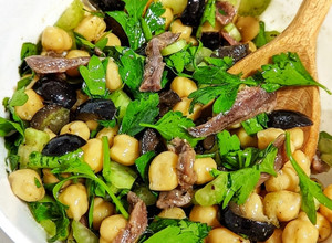 Foto principal de Ensalada de garbanzos, anchoas y aceitunas negras