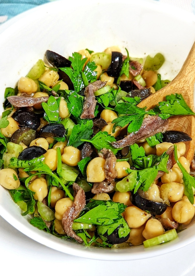 Una foto de Ensalada de garbanzos, anchoas y aceitunas negras