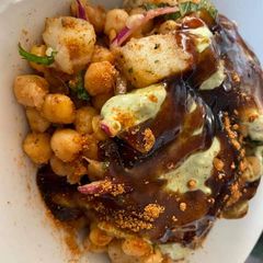 A picture of Alu chana chat.