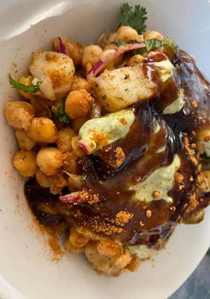 A picture of Alu chana chat.
