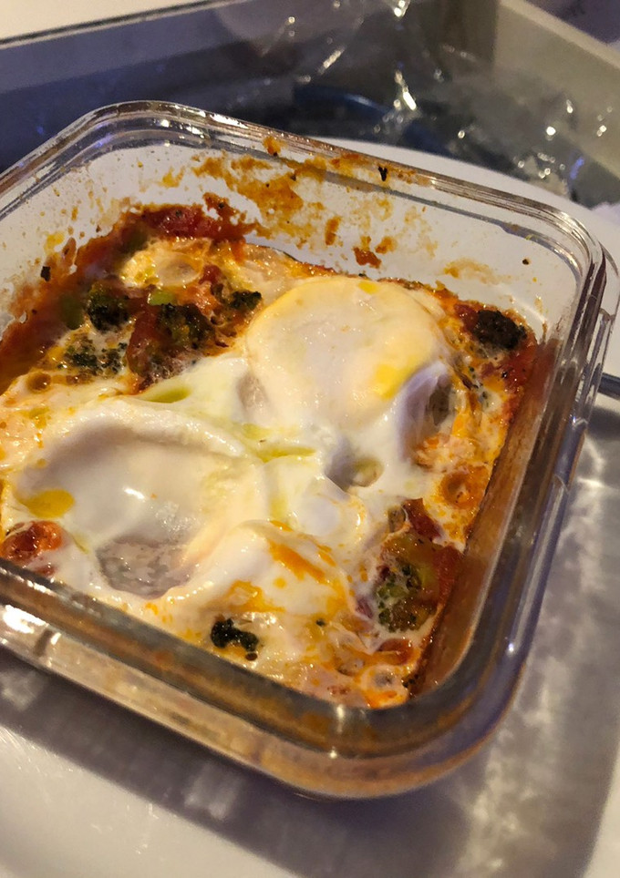 Una foto de Huevo al plato con brócoli AL MICROONDAS