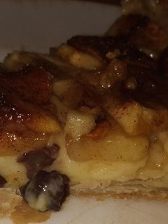 Una foto de Tarta de crema con manzana y pasas
