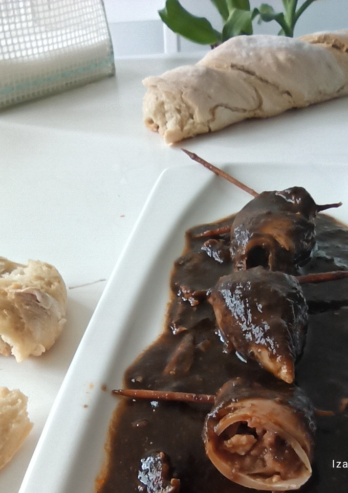 Una foto de Chipirones rellenos de huevo y jamón cocido