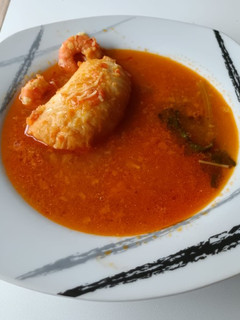 Una foto de Sopa de verdura y merluza