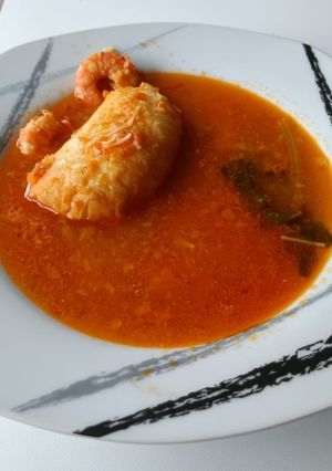 Una foto de Sopa de verdura y merluza