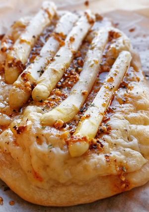 Una foto de Coca de espárragos y emmental con vinagreta de almendras y pimentón