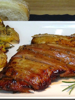Una foto de Secreto de cerdo al horno y patatas aplastadas