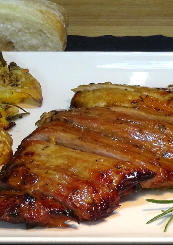 Una foto de Secreto de cerdo al horno y patatas aplastadas