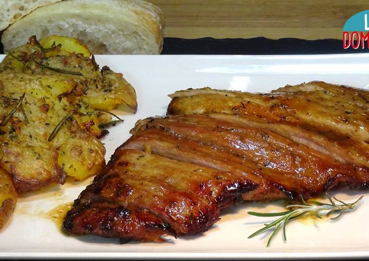 Secreto de cerdo al horno y patatas aplastadas