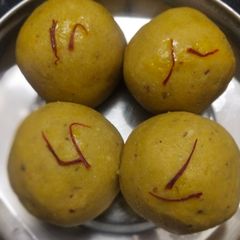 A picture of Besan ladoo.