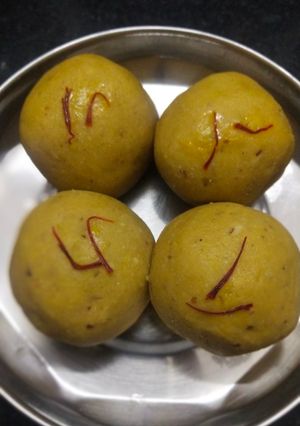 A picture of Besan ladoo.