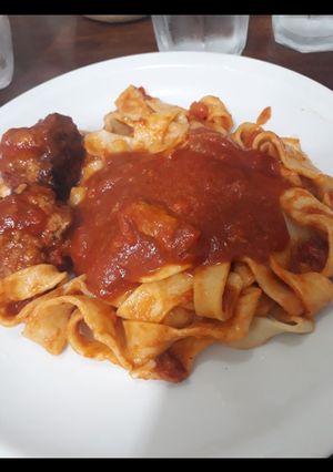 Una foto de Fideos caseros al huevo con albóndigas