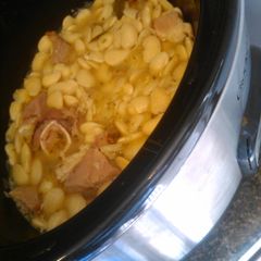 A picture of Cajun white beans.