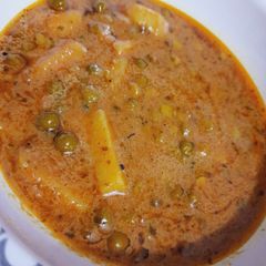 A picture of Aloo matar.