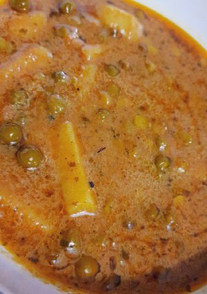 A picture of Aloo matar.
