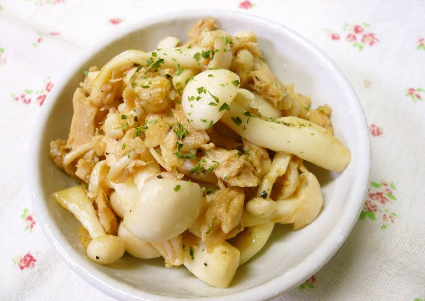 Shimeji Mushrooms with Tuna and Mayonnaise Stir-Fry