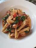 Macarrones con pollo, shiitake, espinacas y tomate
