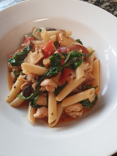 Una foto de Macarrones con pollo, shiitake, espinacas y tomate
