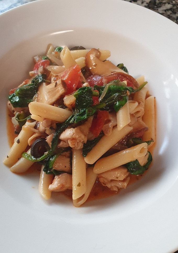 Una foto de Macarrones con pollo, shiitake, espinacas y tomate