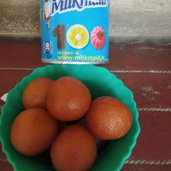 A picture of Gulab Jamun.