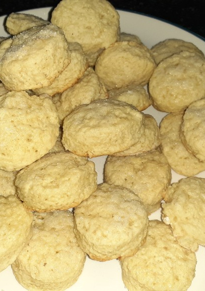 Una foto de Scones con agua