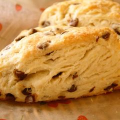 A picture of Easy and Crispy Chocolate Chip Scones.