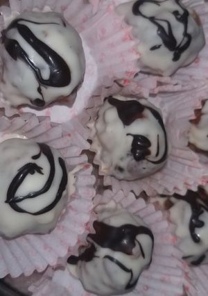 ચોકલેટ ડ્રાયફ્રુટ ખજૂર બોલ્સ (Chocolate dryfruit khajoor balls recipe in gujarati) રેસીપી મુખ્ય ફોટો