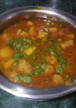 मटर आलू सोयाबीन की सब्जी (Matar aloo soyabean ki sabzi recipe in Hindi) रेसिपी मुख्य फोटो