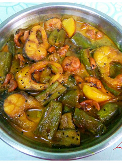 A picture of Bengali fish curry (Aloo Begun Bori diye macher jhol).
