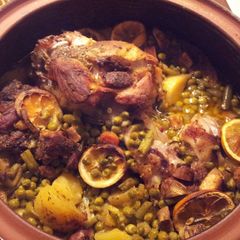 A picture of Pork knuckle and neck in a clay pot.