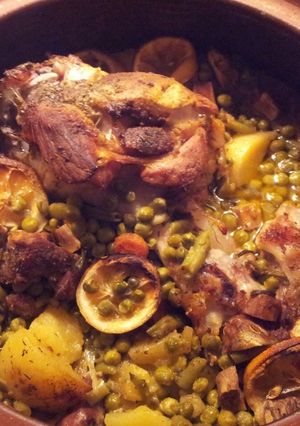 A picture of Pork knuckle and neck in a clay pot.